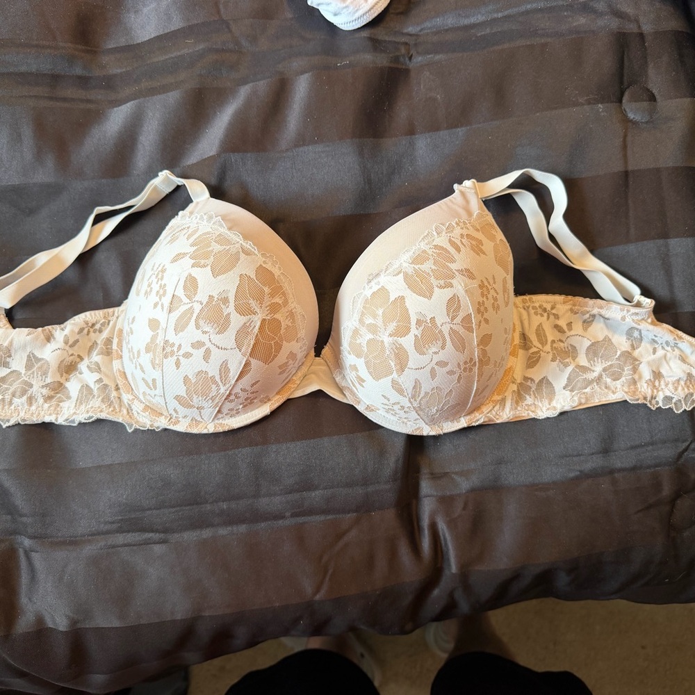 Elegant Cream Lace 36DDD Victorias Secret push up bra